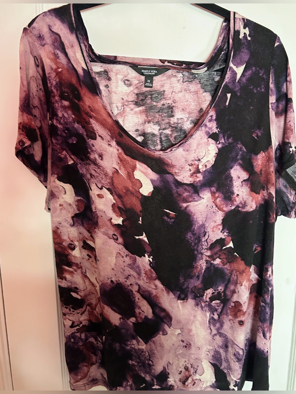 Simply Vera Vera Wang Purple and Black Abstract Scoop Neck Tee
